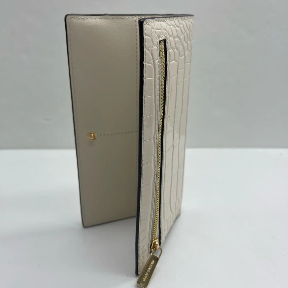 MICHAEL KORS Carson Large Crocodile Embossed Bifold Snap Wallet
Light Cream
NWT - Picture 16 of 16